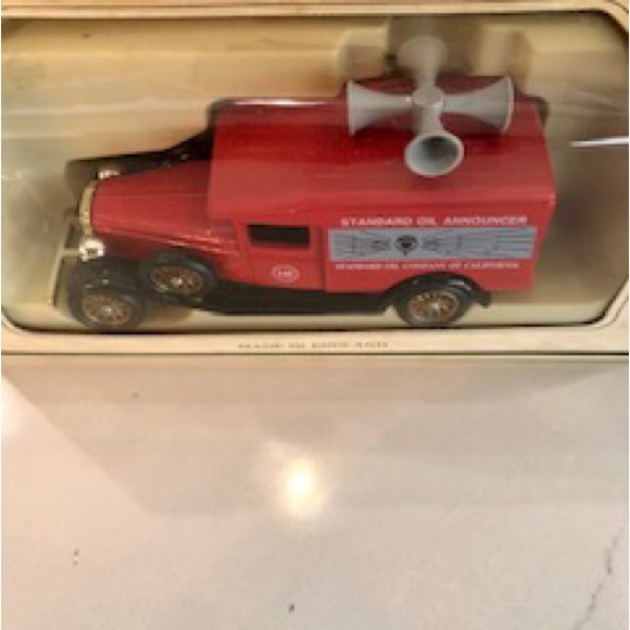 NWT Vintage 8 CHEVRON DIE CAST TRUCKS MADE IN ENGLAND BY LLEDO Models - Picture 11 of 11